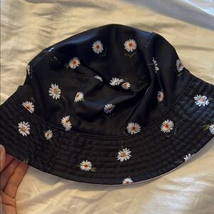 Alice + Olivia Black Daisy Print Hat